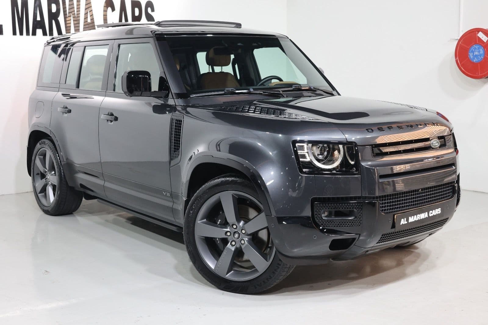 2025 Land Rover Defender 110 V8 Edition P525 GCC Specs - Thumbnail 14