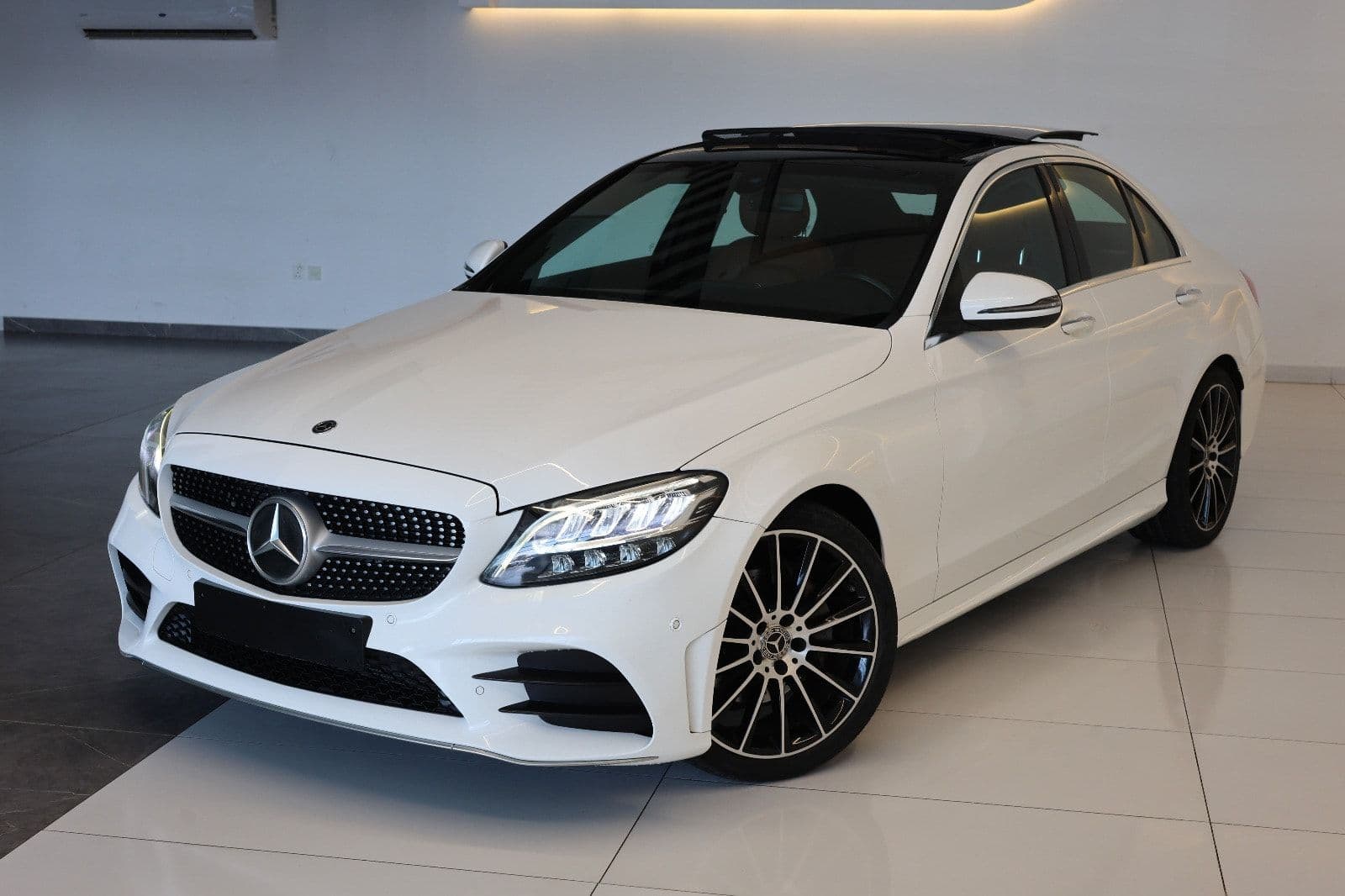 Mercedes-Benz C-Class C200 2020 | GCC Specs | Pristine Condition - Thumbnail 2