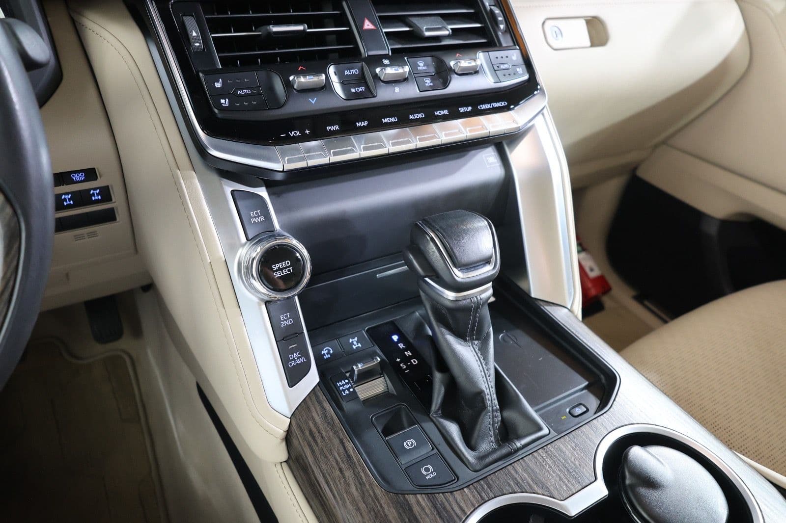 Pristine 2023 Toyota Land Cruiser VXR in impeccable condition GCC Specs - Thumbnail 8