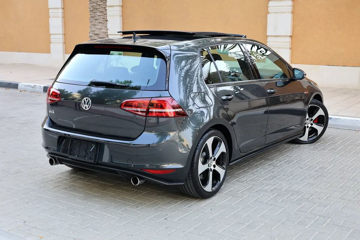 Volkswagen Golf GTI 2017 - 134000km-GCC Specs - Excellent Condition - Thumbnail 4