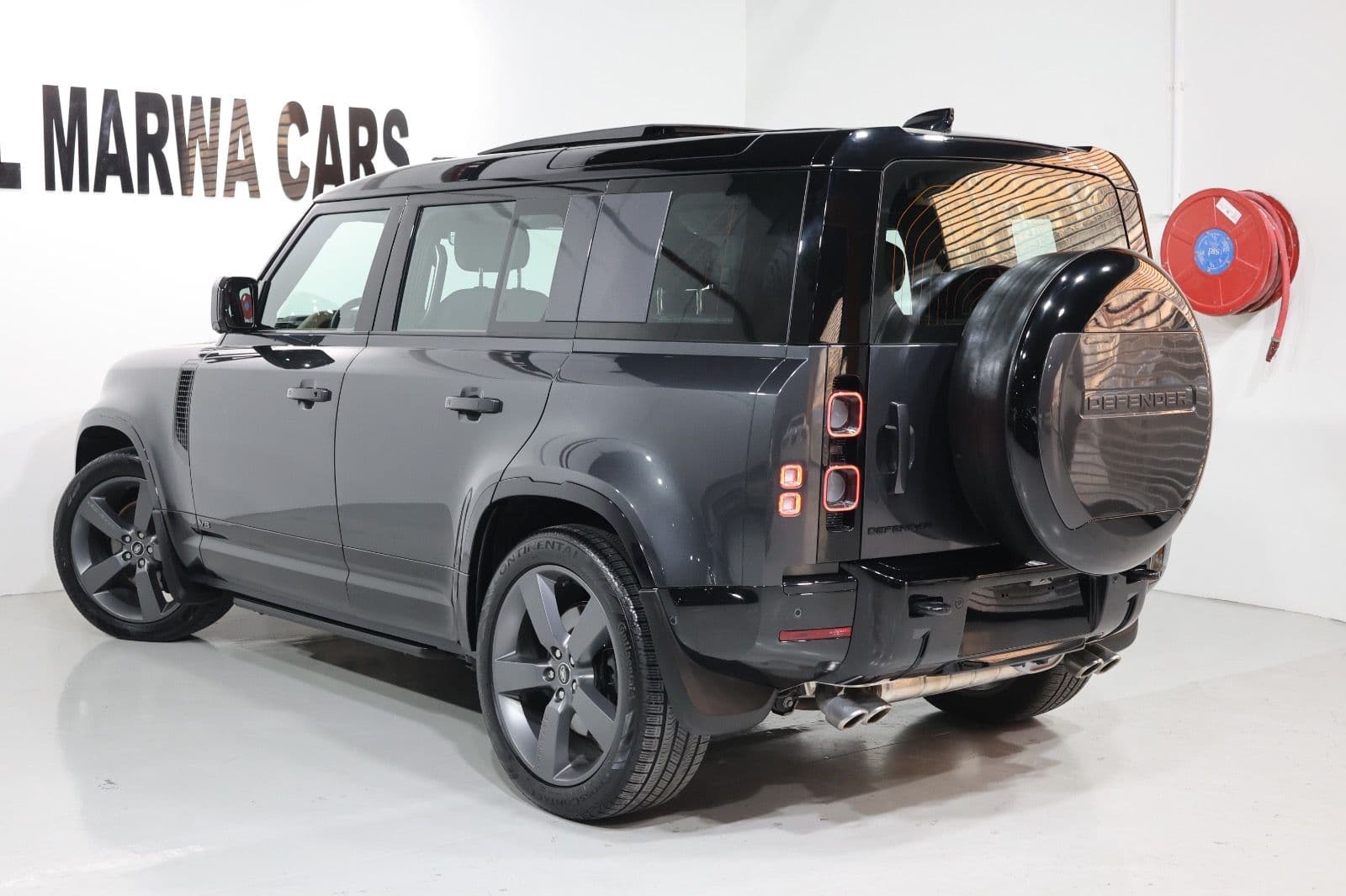 2025 Land Rover Defender 110 V8 Edition P525 GCC Specs - Thumbnail 3