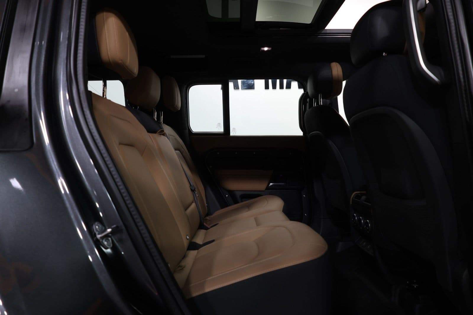2025 Land Rover Defender 110 V8 Edition P525 GCC Specs - Thumbnail 25