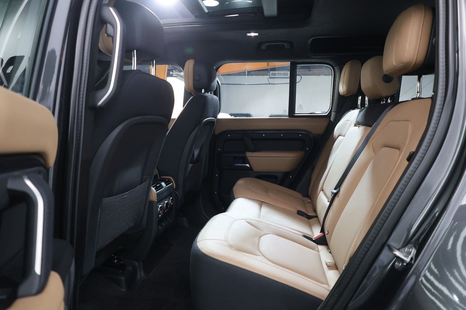 2025 Land Rover Defender 110 V8 Edition P525 GCC Specs - Thumbnail 9