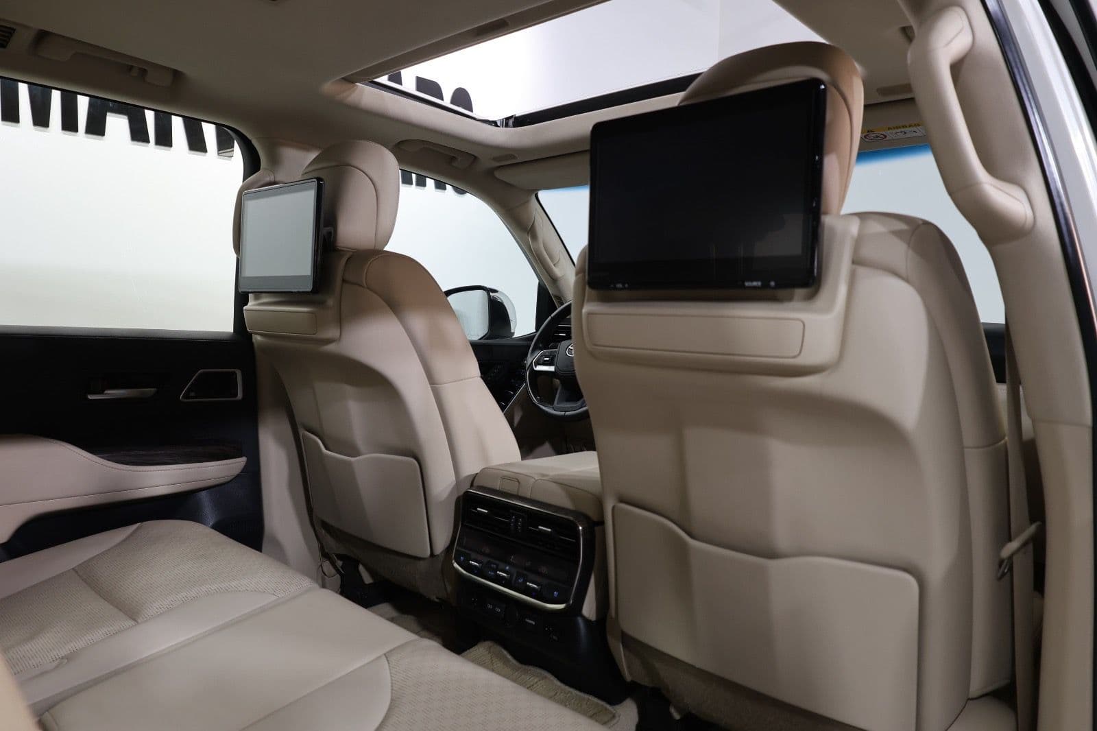 Pristine 2023 Toyota Land Cruiser VXR in impeccable condition GCC Specs - Thumbnail 18