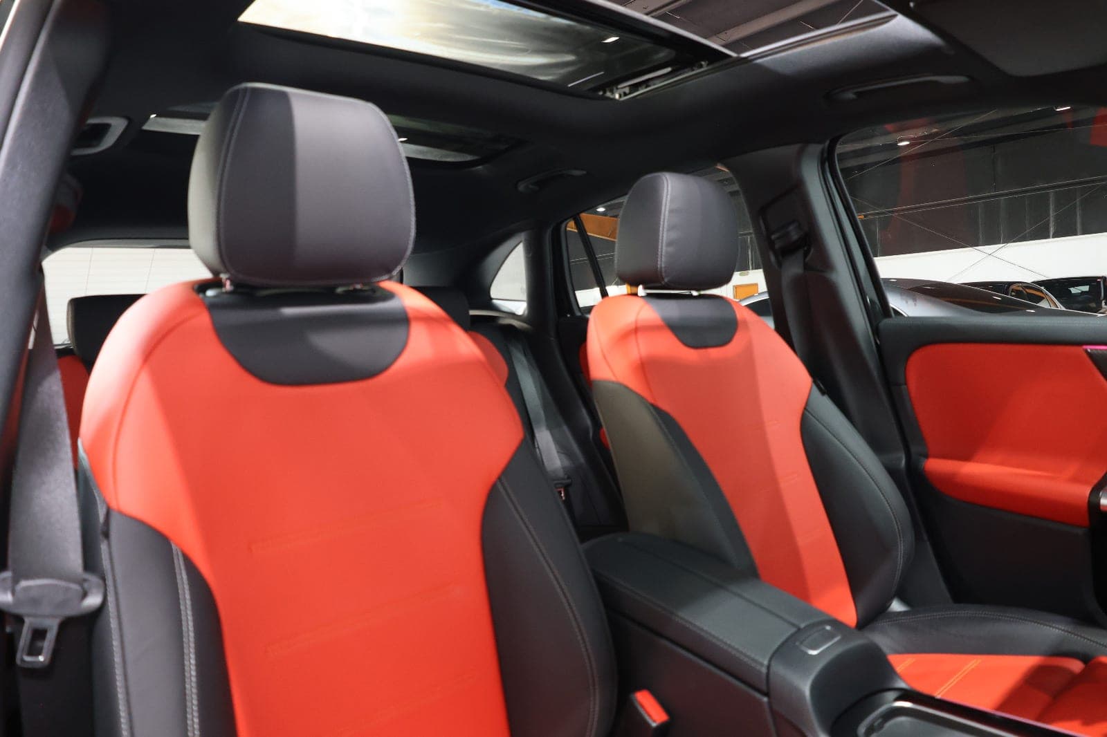 2025 Mercedes-Benz GLA 35 AMG -GCC-spec -brand new -under warranty & service - Thumbnail 13