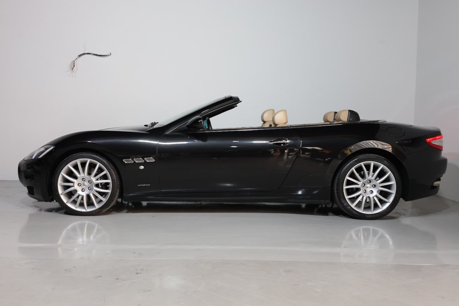 Maserati GranCabrio Sport 2015 | GCC Specs | Low Mileage 20000KM-PRISTINE CONDITION - Thumbnail 9