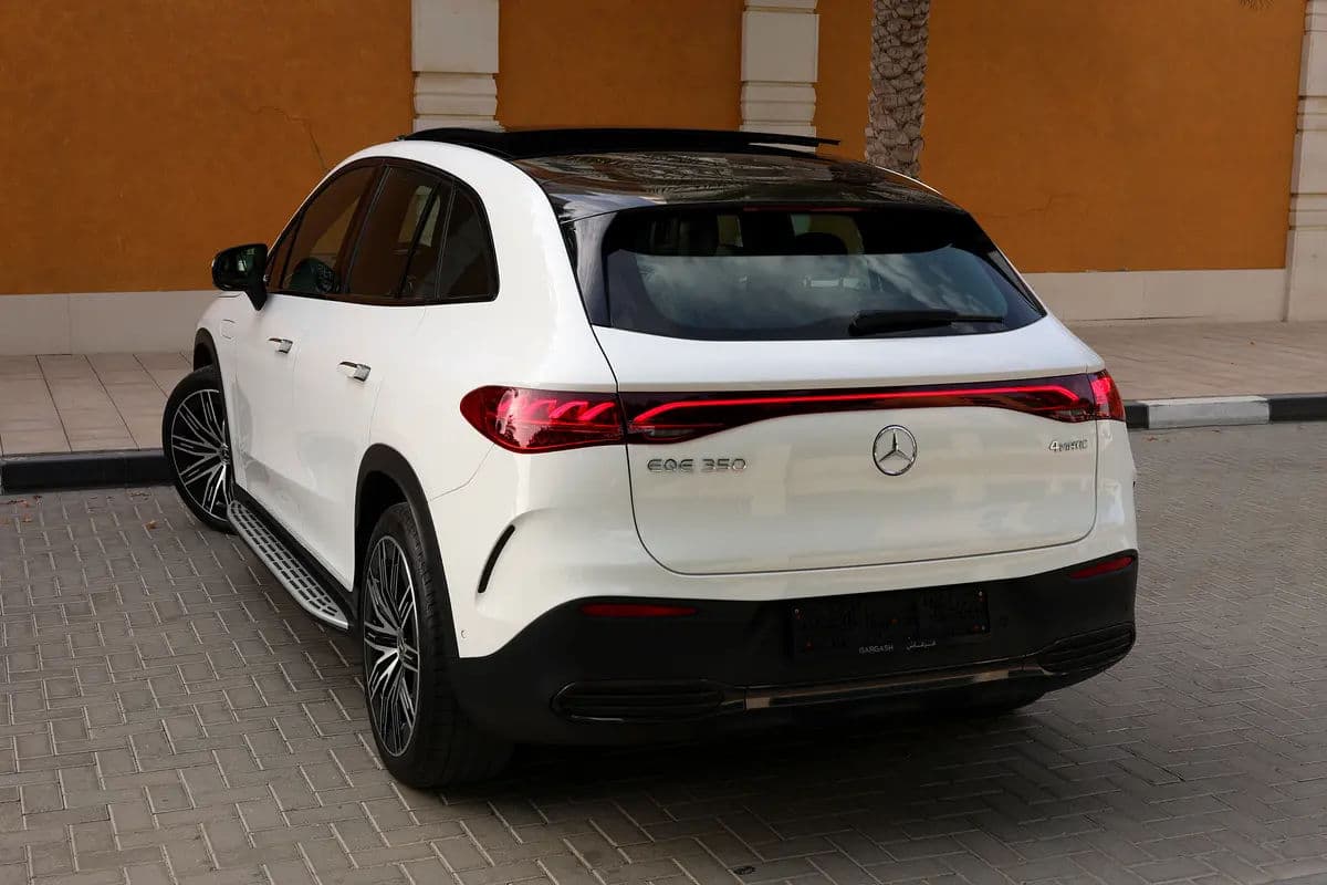 Mercedes-Benz EQE 350 4MATIC 2024 -500km- GCC Specs - Pristine Condition - Thumbnail 4