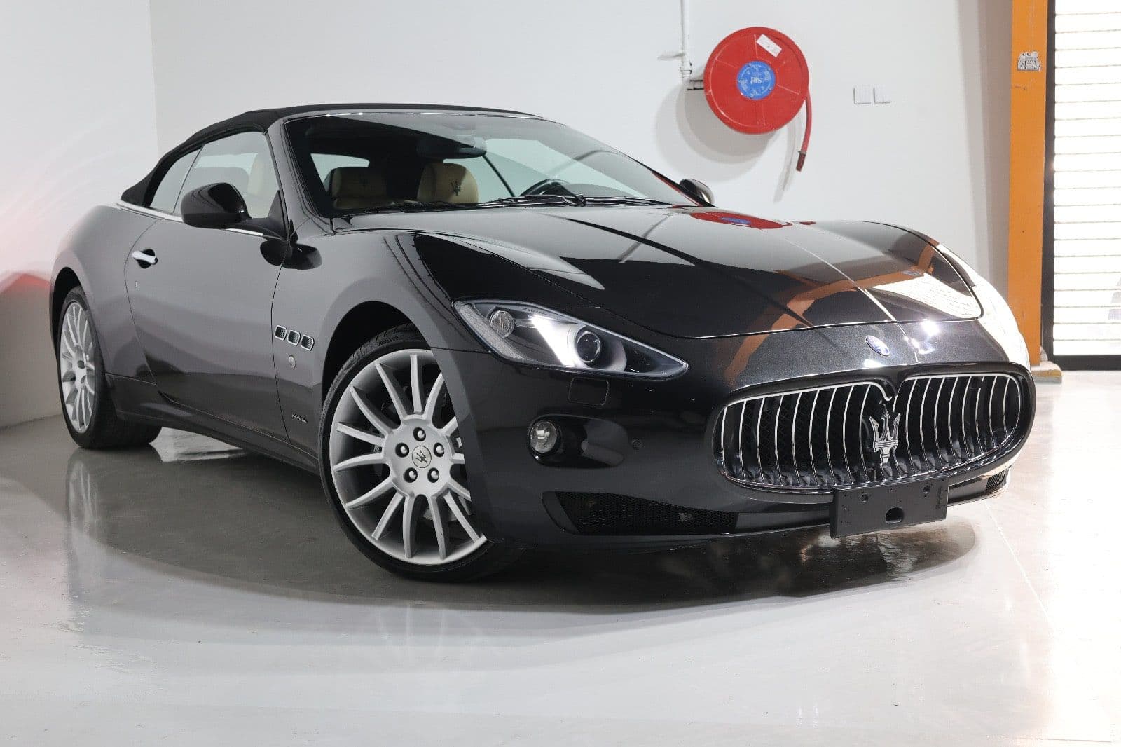 Maserati GranCabrio Sport 2015 | GCC Specs | Low Mileage 20000KM-PRISTINE CONDITION