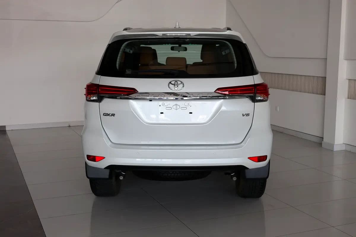Toyota Fortuner GXR 2023 | GCC Specs | Low Mileage 46000km-Pristine Conditiom - Thumbnail 6