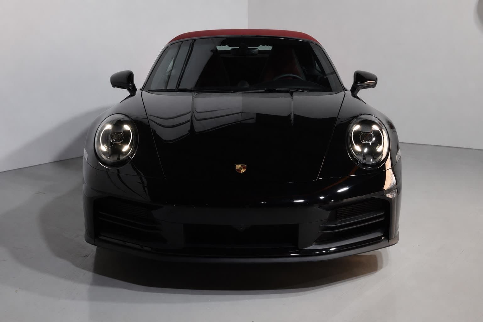 Porsche 911 Carrera 2025 GCC Specs-14000KM-UNDER WARRANTY & SERVICE-PRISTINE CONDITION - Thumbnail 4
