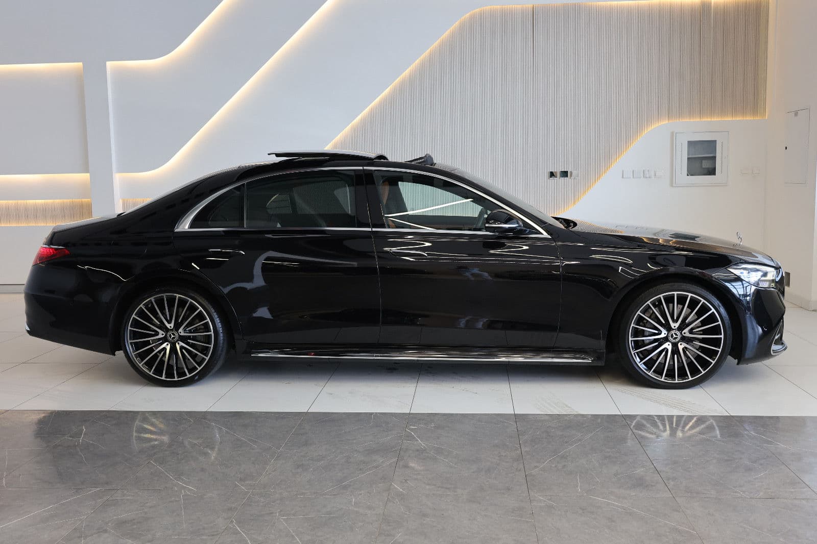 Mercedes- benz S500 4 matic-under warranty and service  - Thumbnail 7