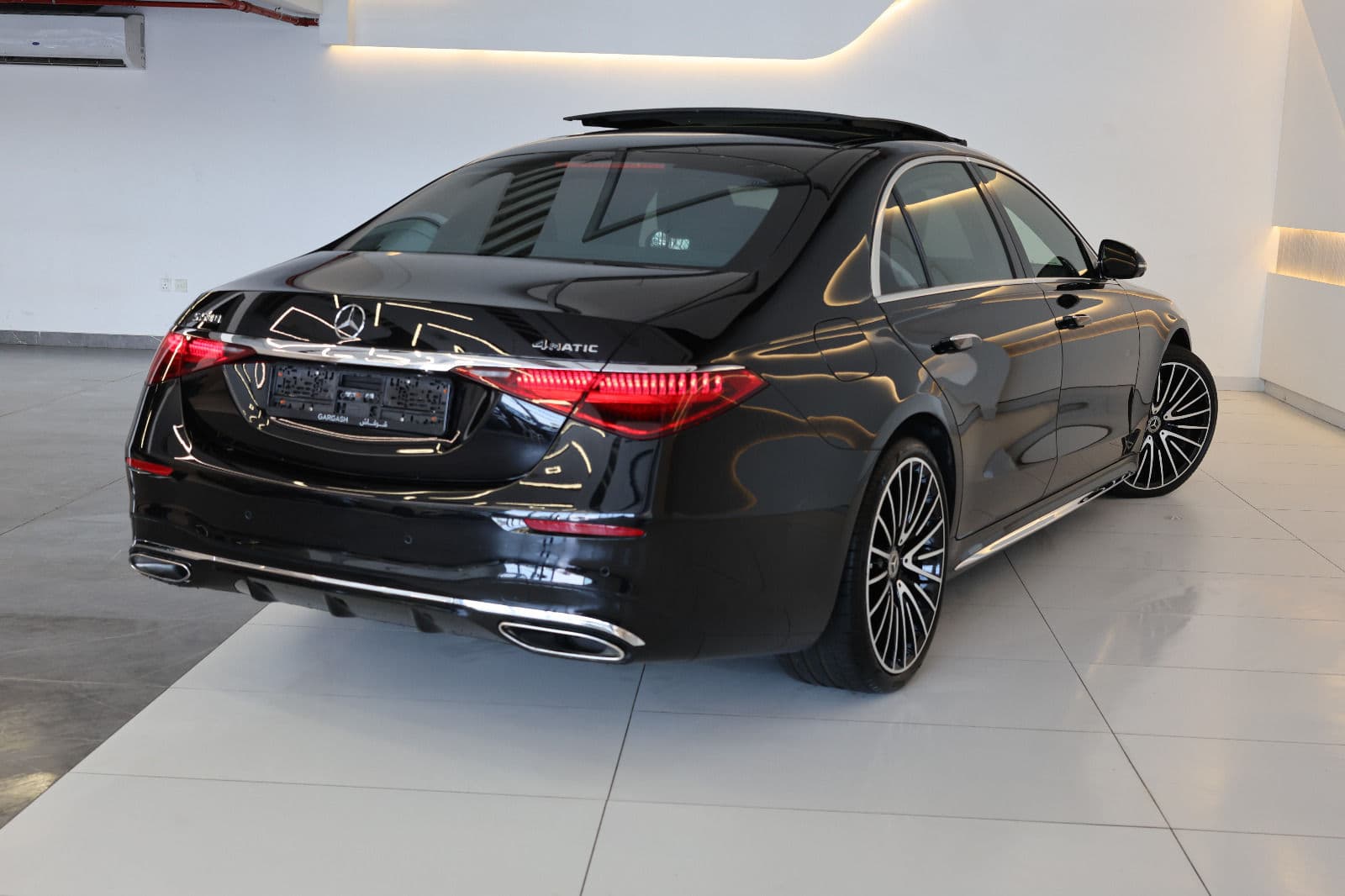Mercedes- benz S500 4 matic-under warranty and service  - Thumbnail 3