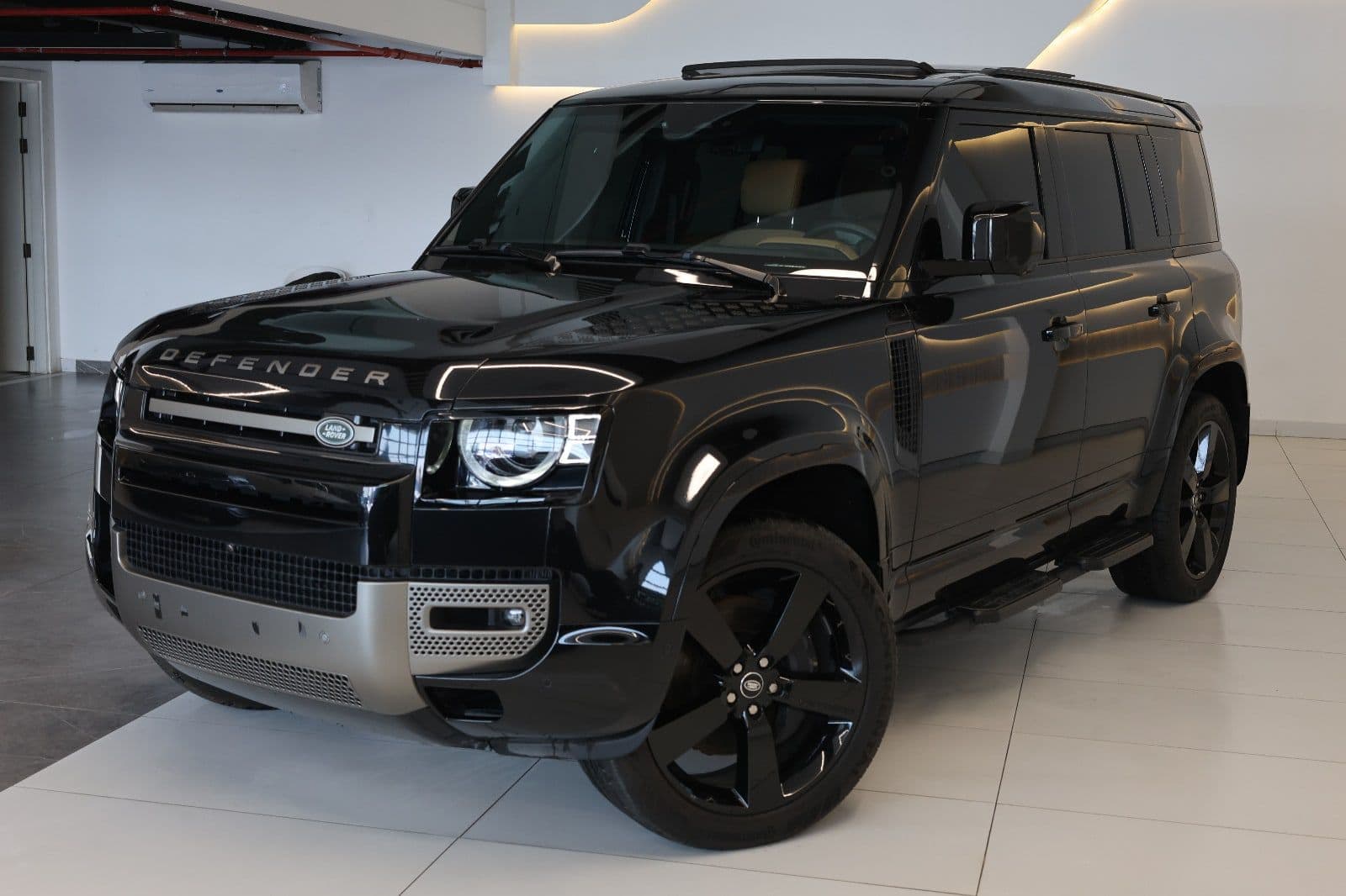 2025 Land Rover Defender 110 X-Dynamic HSE | GCC Specs | 32000KM