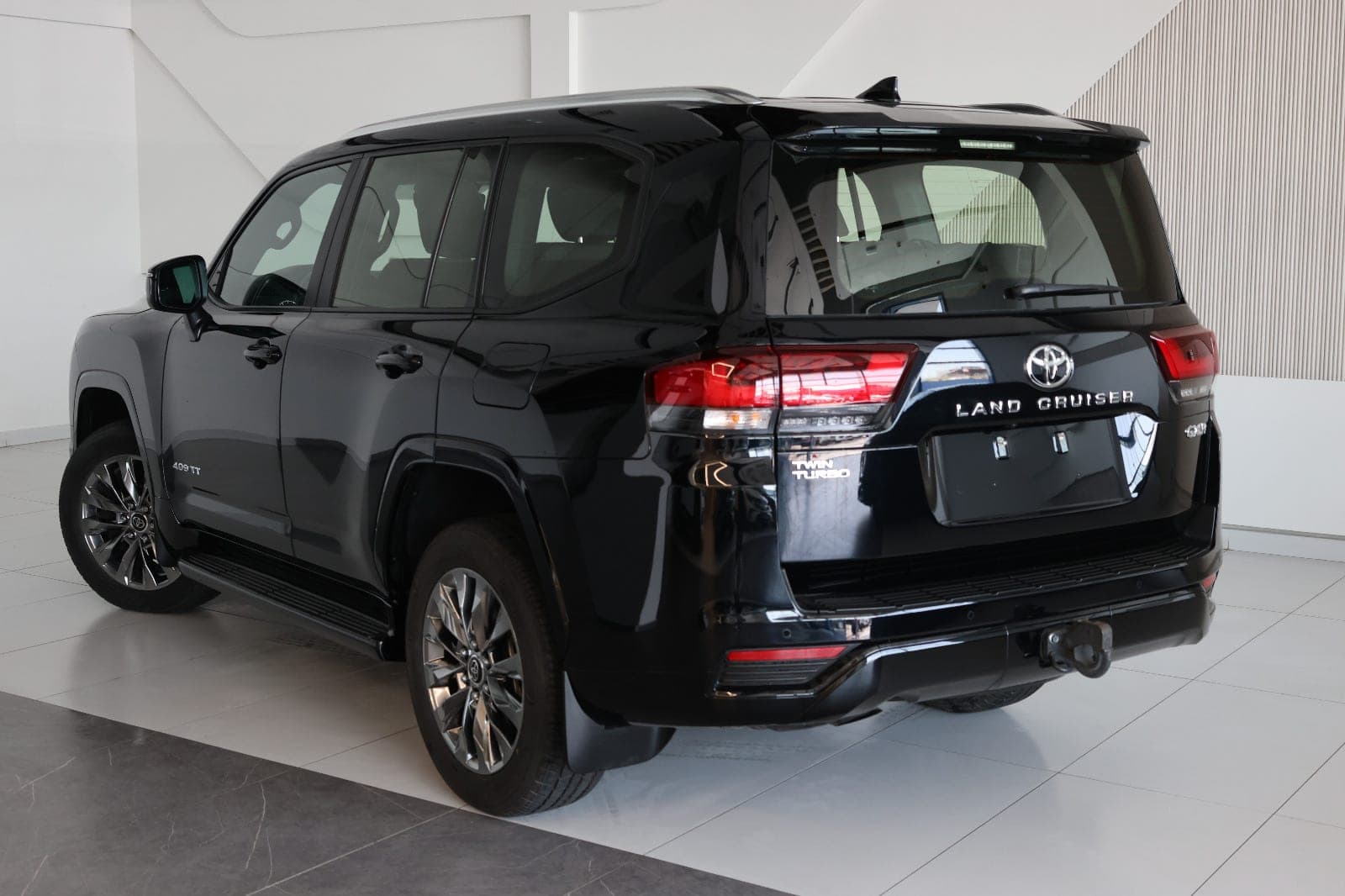 Toyota Land Cruiser 2023 GXR - GCC Specs - Low Mileage 47000km-Excellent condition - Thumbnail 4