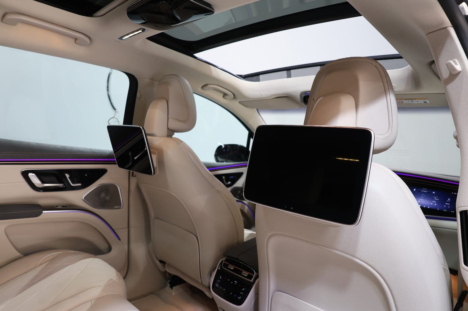 Mercedes-Benz EQS 580 4MATIC | 2023-33000KM | GCC Specs |  in immaculate condition. - Thumbnail 17