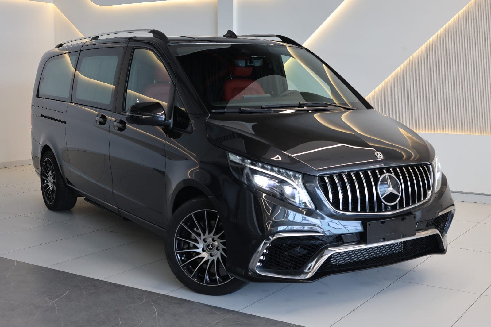 Mercedes-Benz V-Class V 250 2024 GCC Specs-3400KM-BRAND NEW - Thumbnail 2