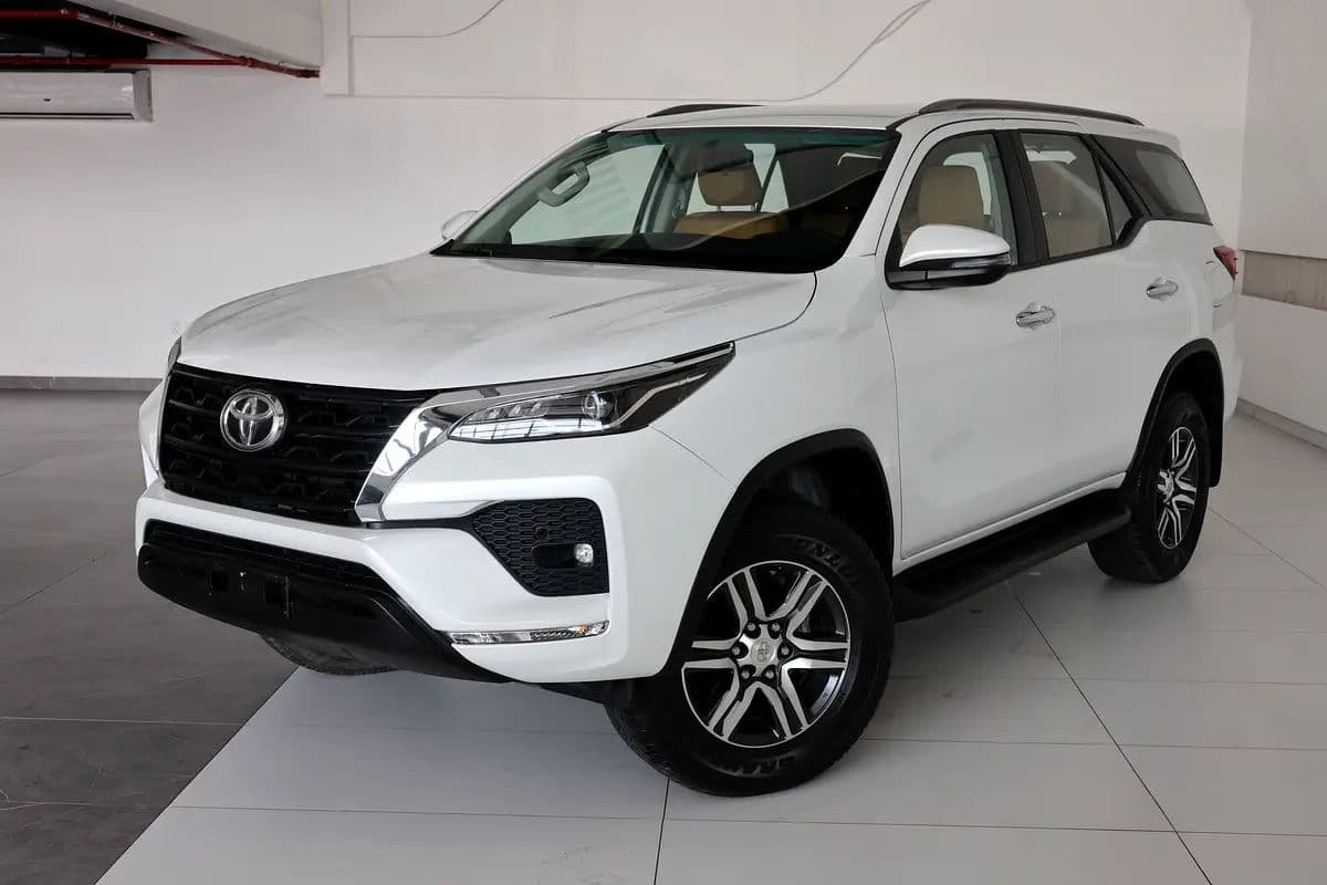 Toyota Fortuner GXR 2023 | GCC Specs | Low Mileage 46000km-Pristine Conditiom - Thumbnail 2
