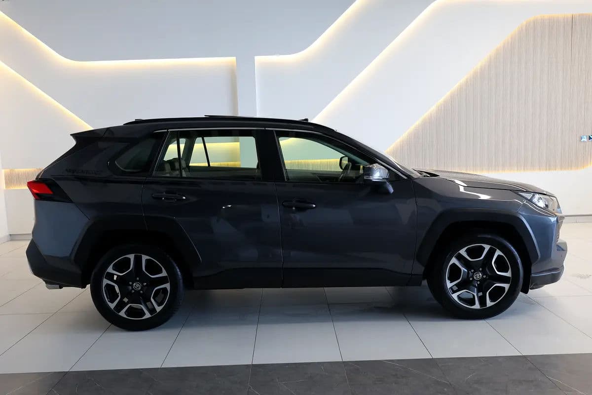 RAV4 ADVENTURE 4WD - GCC SPECS - ACCIDENT FREE - FULL SERVICE HISTORY - UNDER WARRANTY - - Thumbnail 9