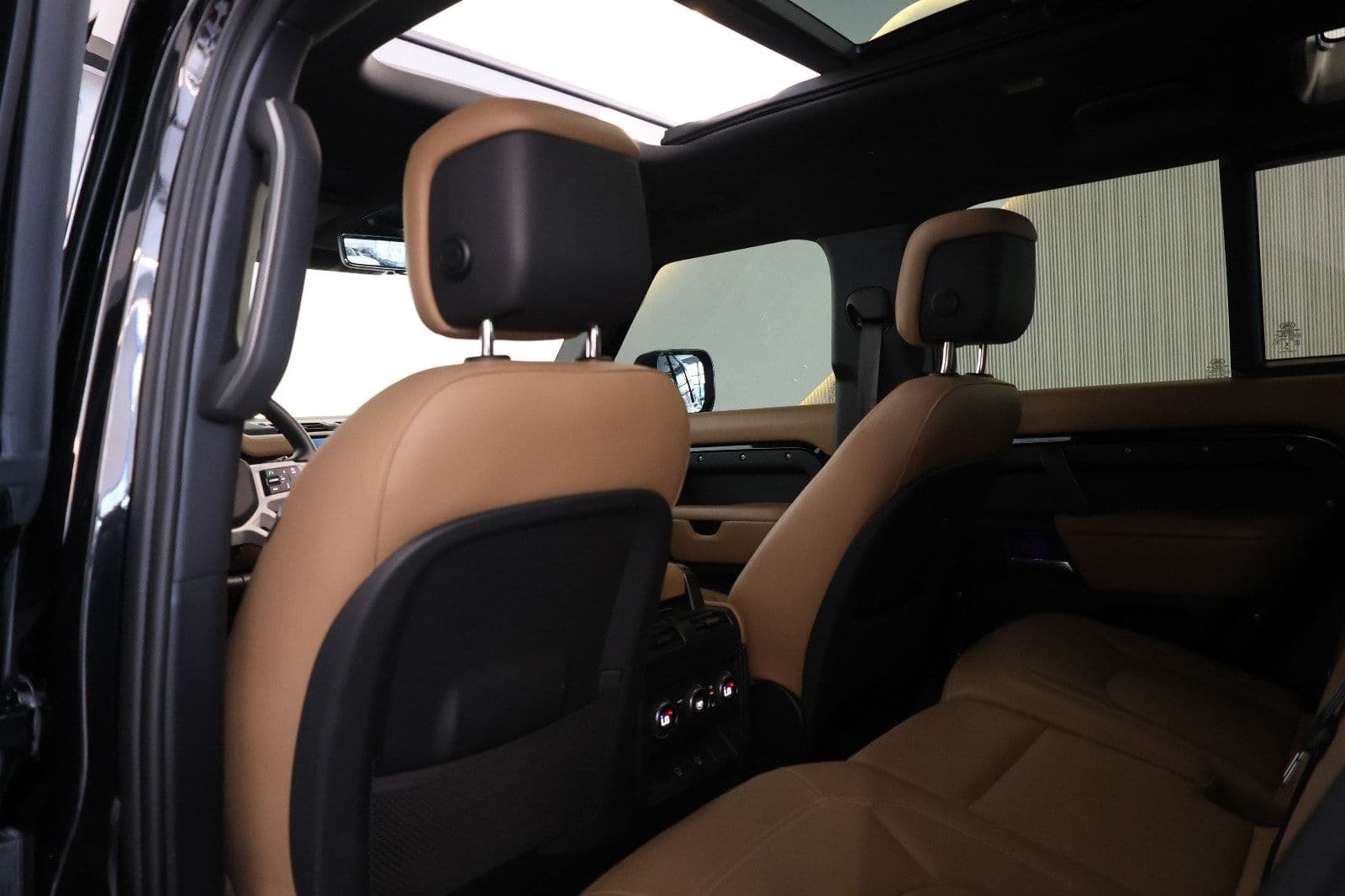 2025 Land Rover Defender 110 X-Dynamic HSE | GCC Specs | 32000KM - Thumbnail 18