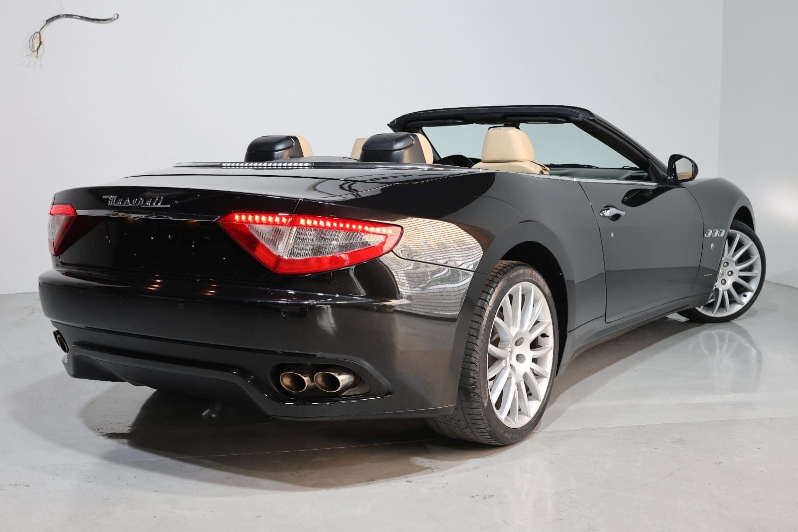 Maserati GranCabrio Sport 2015 | GCC Specs | Low Mileage 20000KM-PRISTINE CONDITION - Thumbnail 7