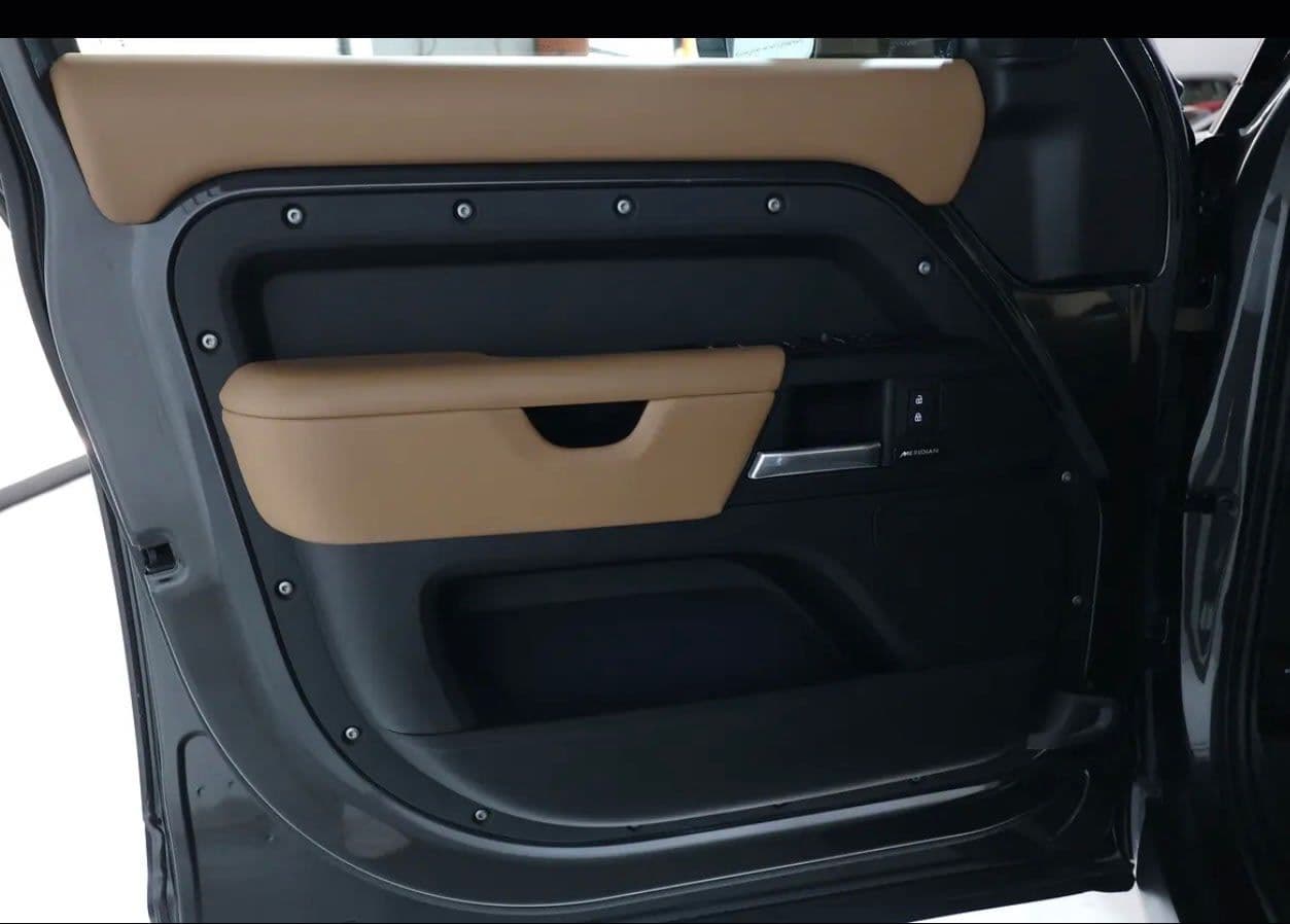 Brand new 2025 Land Rover Defender 110 HSE P400 76000KM -GCC-spec - Thumbnail 8