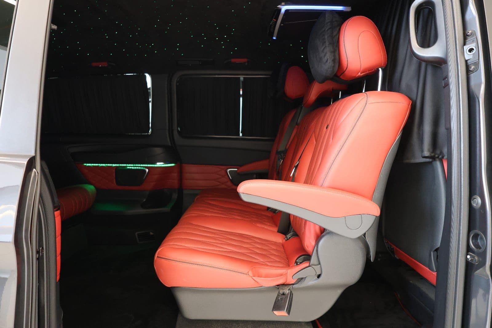 Mercedes-Benz V-Class V 250 2024 GCC Specs-3400KM-BRAND NEW - Thumbnail 18