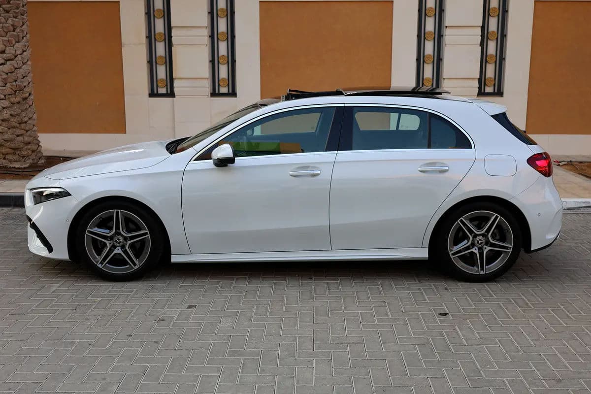 Mercedes-Benz A200 AMG-2024-11000KM-GCC SPECS- UNDER WARRANTY  SERVICE CONTRACT available black as w - Thumbnail 5
