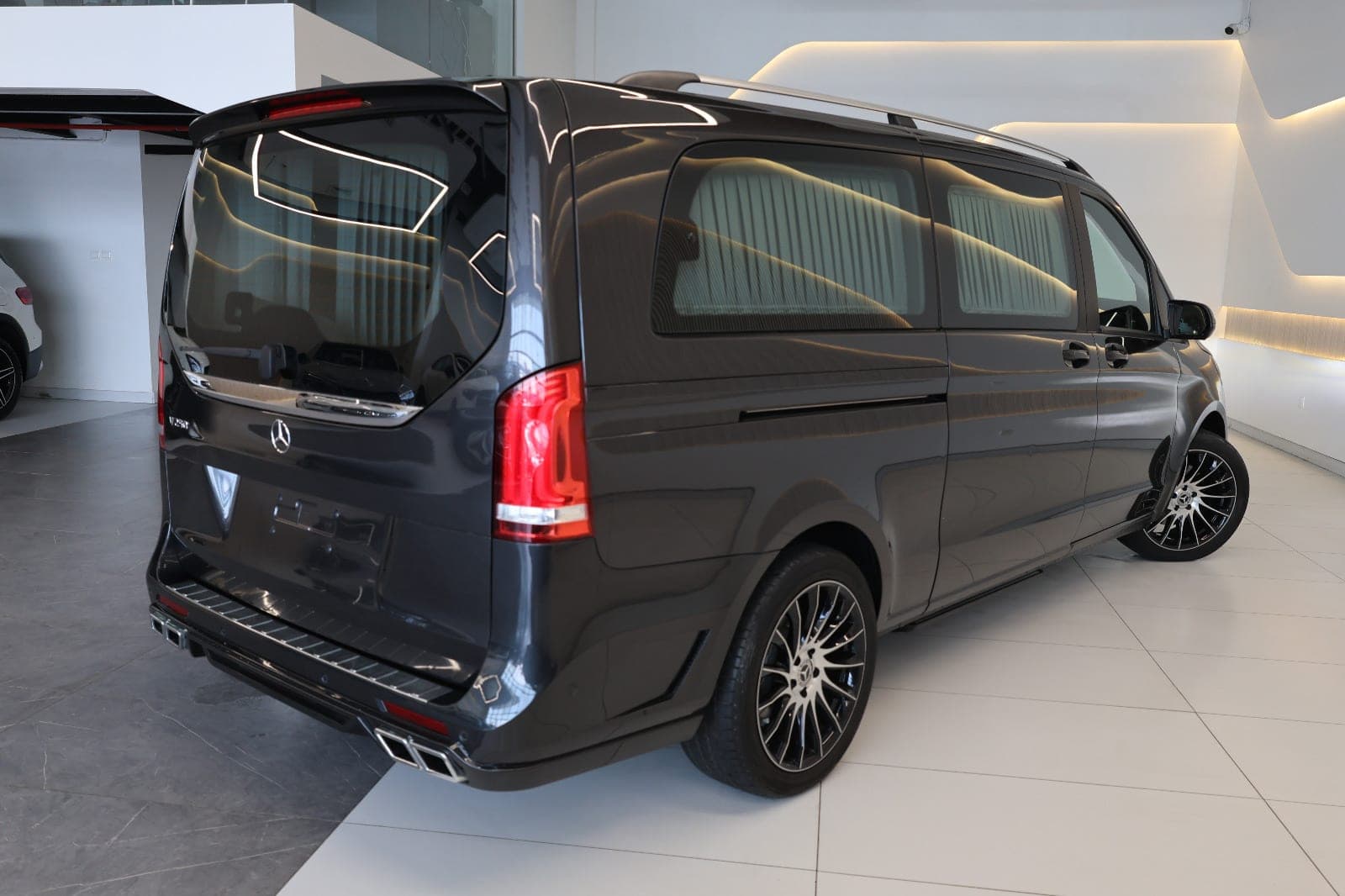 Mercedes-Benz V-Class V 250 2024 GCC Specs-3400KM-BRAND NEW - Thumbnail 3