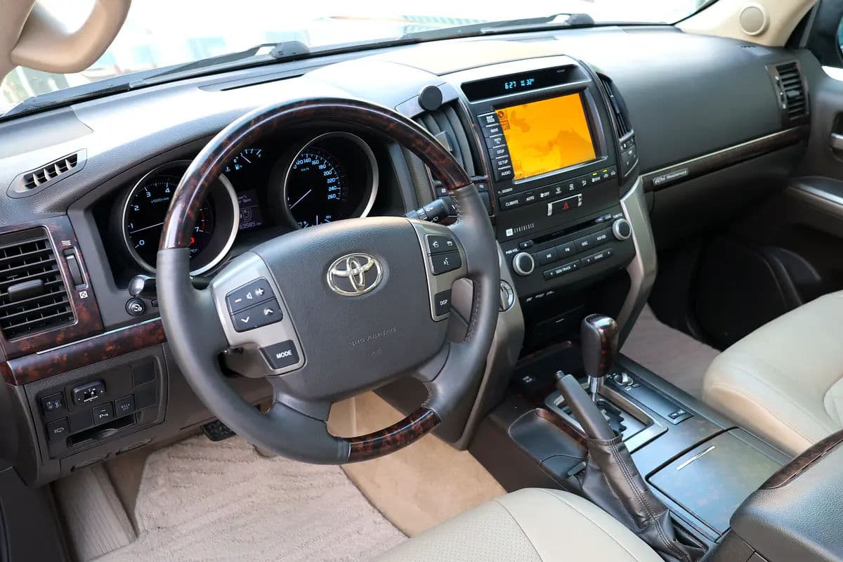 Toyota Land Cruiser VXR 2011 -153000KM- GCC Specs - Well Maintained - Thumbnail 10