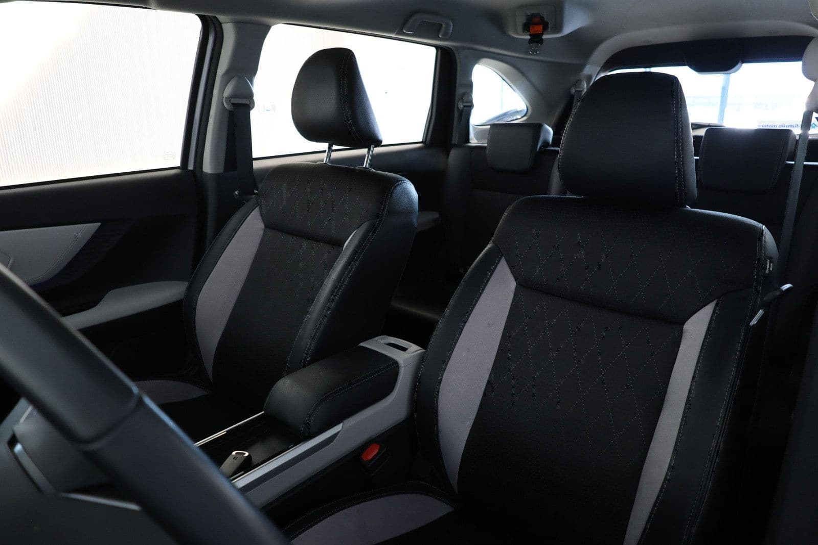 Toyota Veloz GX 2025 GCC Specs-16000km-brand new - Thumbnail 11