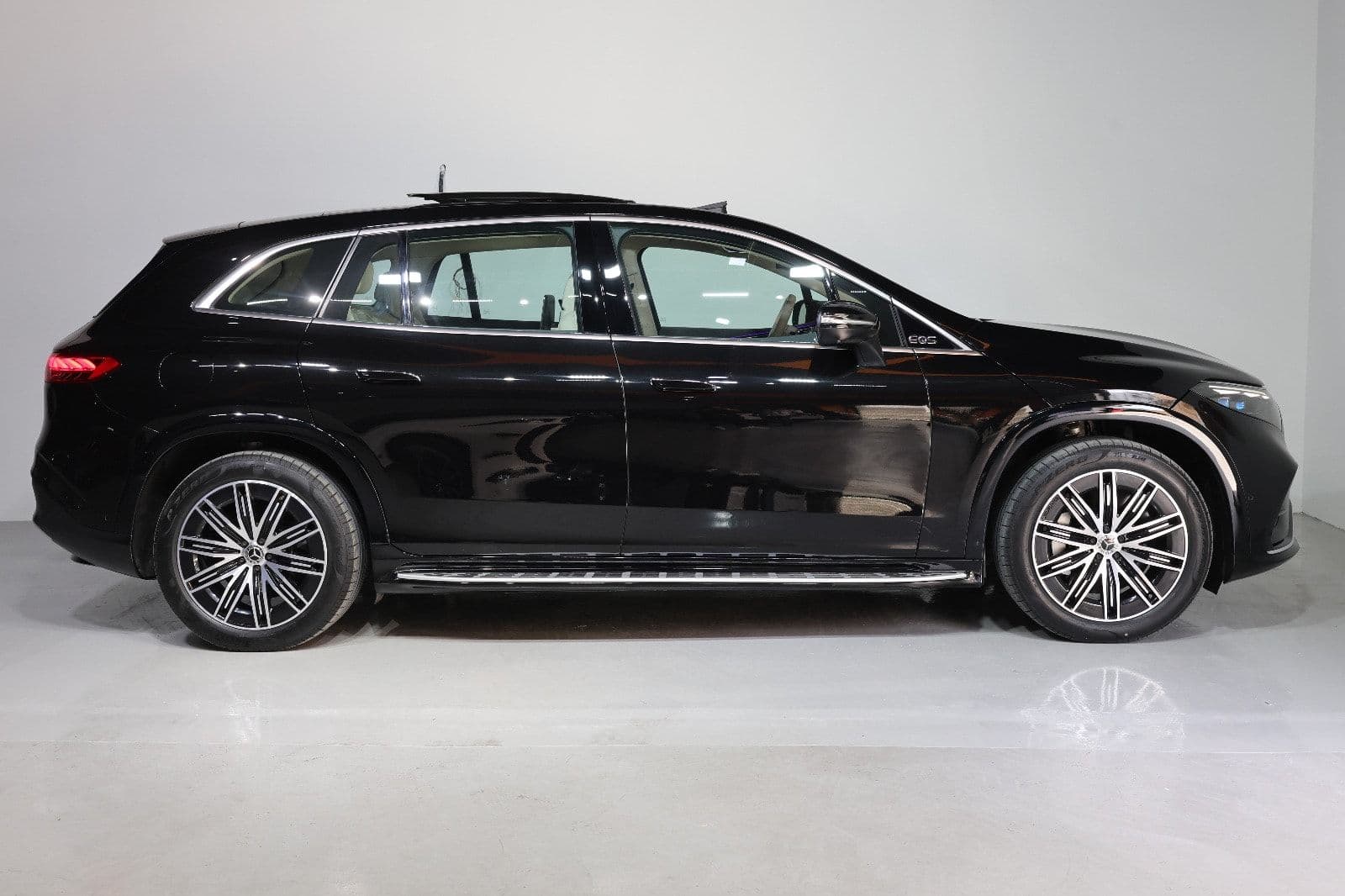 Mercedes-Benz EQS 580 4MATIC | 2023-33000KM | GCC Specs |  in immaculate condition. - Thumbnail 7
