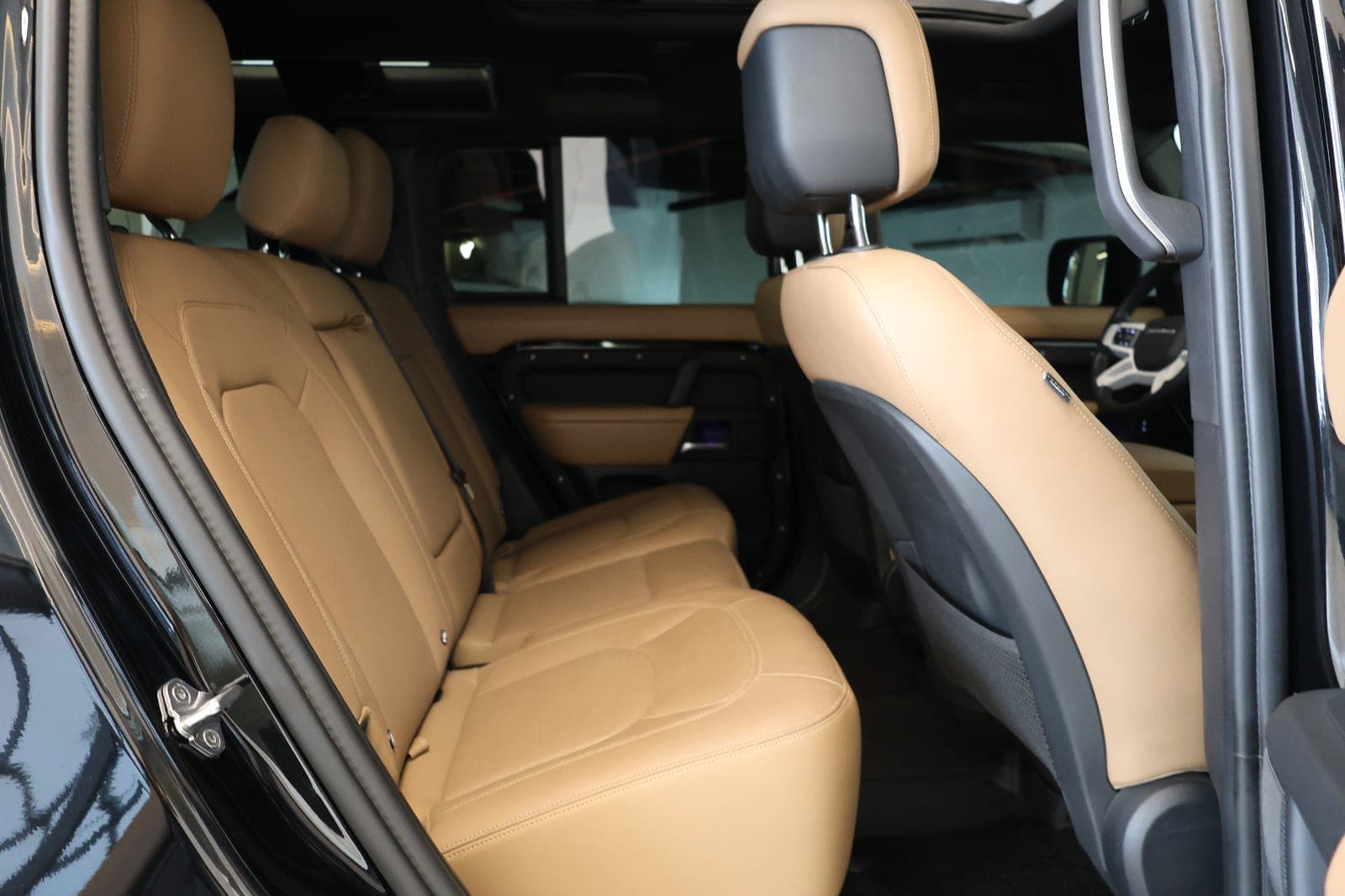 2025 Land Rover Defender 110 X-Dynamic HSE | GCC Specs | 32000KM - Thumbnail 20