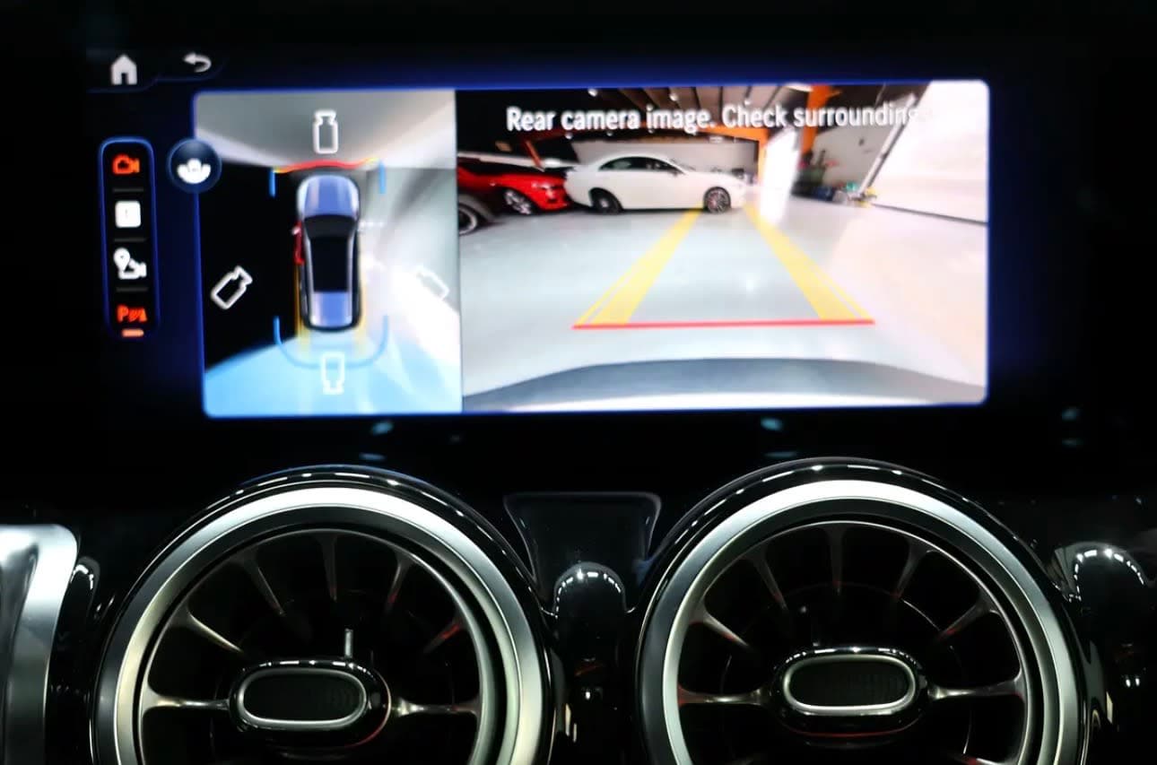 brand new 2025 Mercedes-Benz EQB 350 4MATIC. -electric SUV -14000km  -GCC-spec  - Thumbnail 12