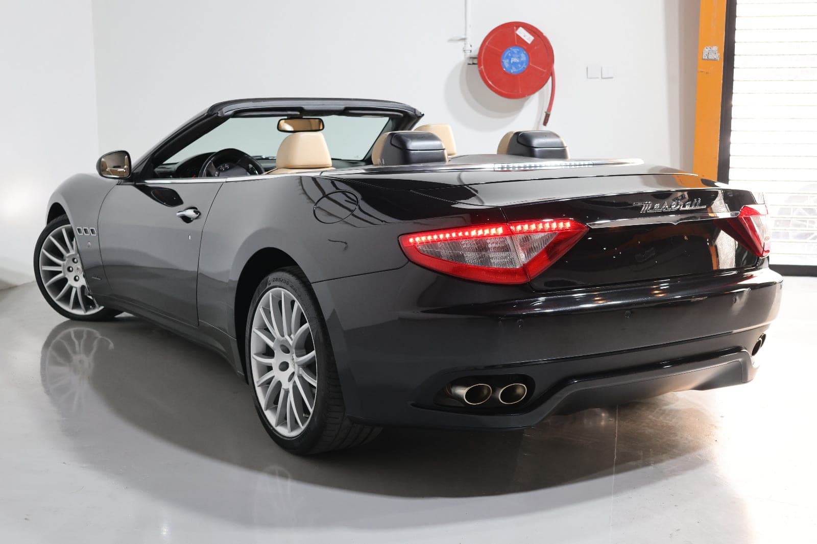 Maserati GranCabrio Sport 2015 | GCC Specs | Low Mileage 20000KM-PRISTINE CONDITION - Thumbnail 8