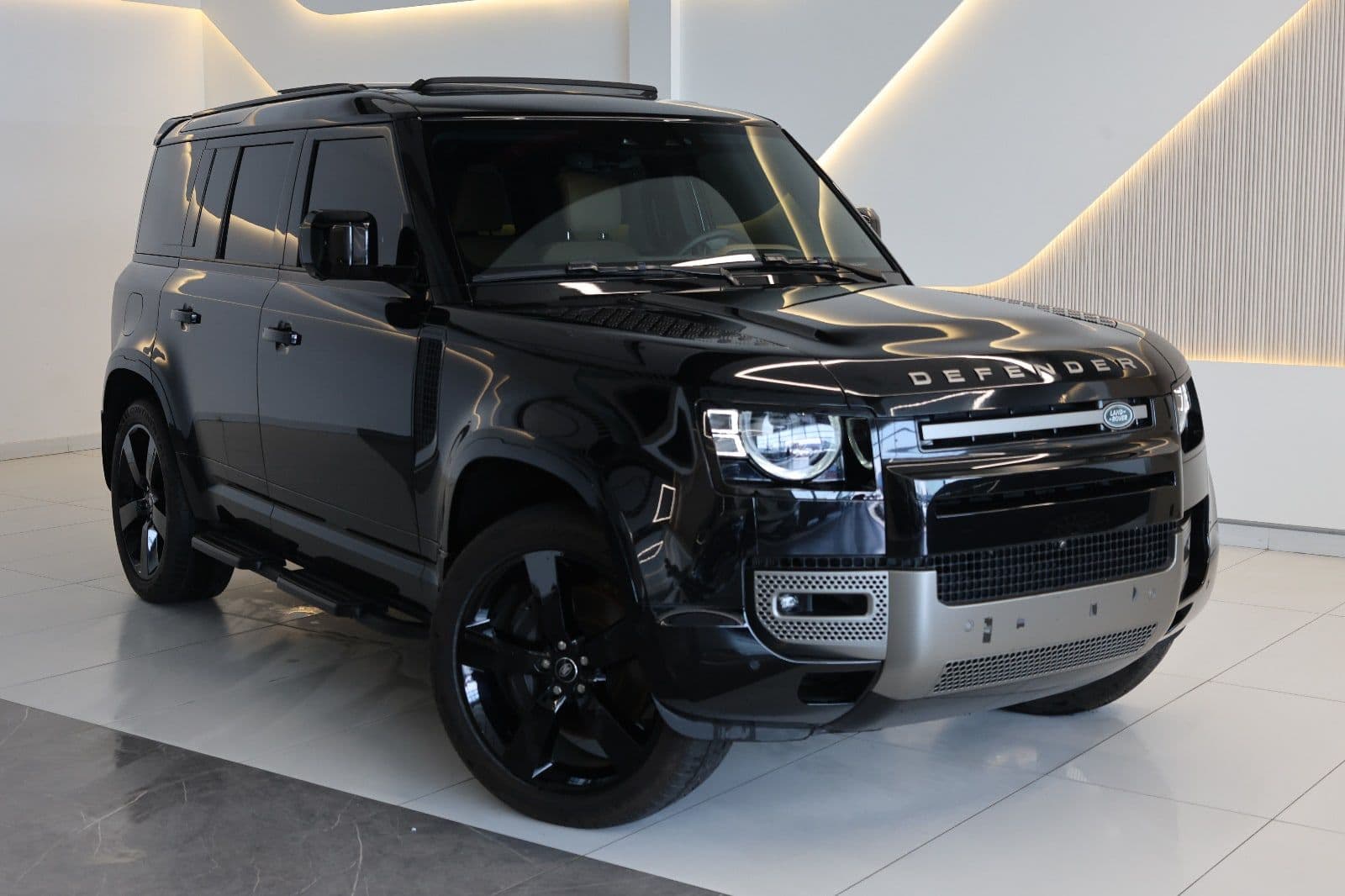 2025 Land Rover Defender 110 X-Dynamic HSE | GCC Specs | 32000KM - Thumbnail 2