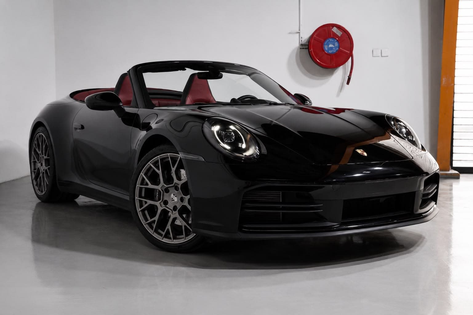 Porsche 911 Carrera 2025 GCC Specs-14000KM-UNDER WARRANTY & SERVICE-PRISTINE CONDITION