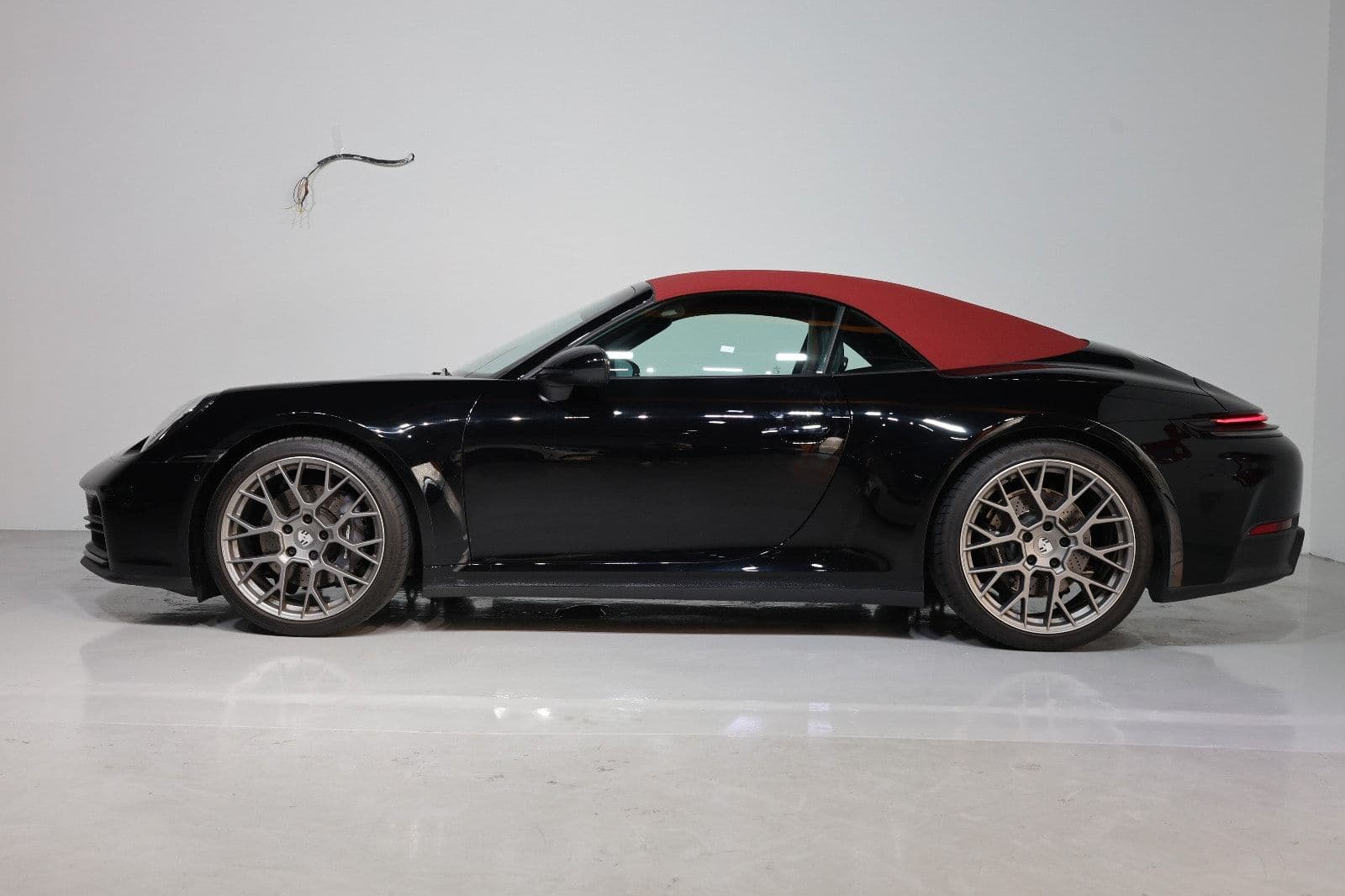 Porsche 911 Carrera 2025 GCC Specs-14000KM-UNDER WARRANTY & SERVICE-PRISTINE CONDITION - Thumbnail 6