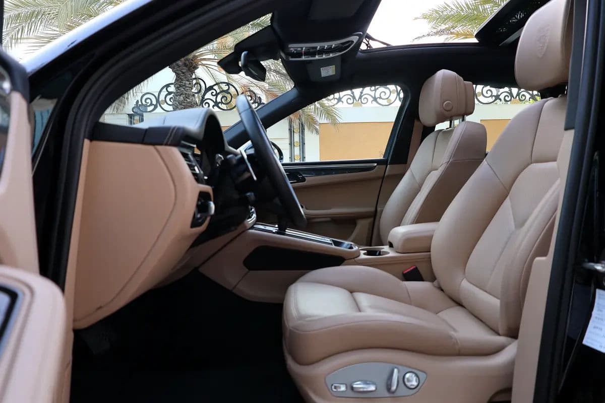 2024 Porsche Macan-46000KM - GCC Specs -UNDER WARRANTY  SERVICE- Brand New - Thumbnail 10