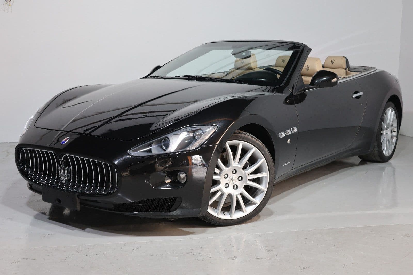 Maserati GranCabrio Sport 2015 | GCC Specs | Low Mileage 20000KM-PRISTINE CONDITION - Thumbnail 2