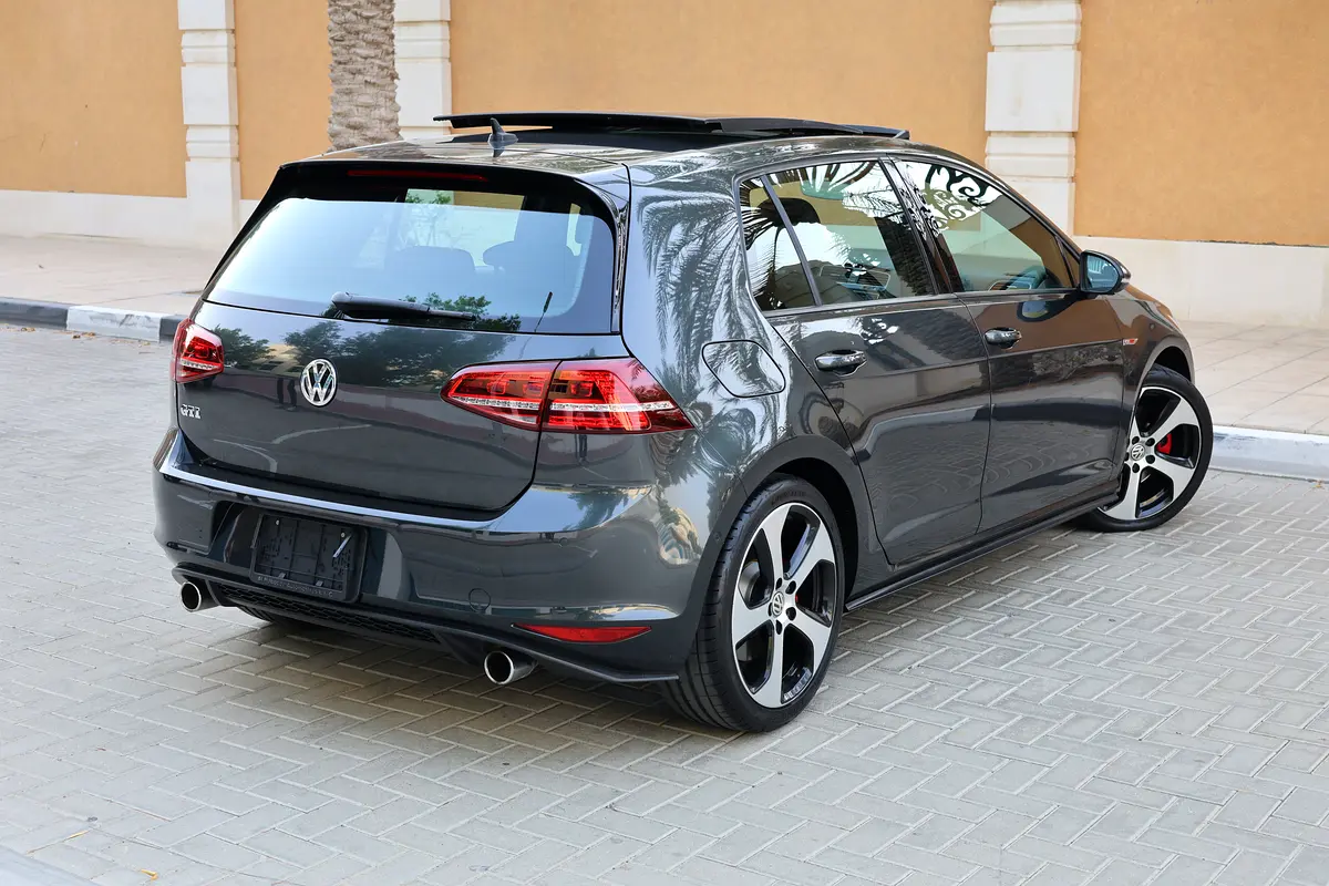 Volkswagen Golf GTI 2017 - 134000km-GCC Specs - Excellent Condition - Thumbnail 4