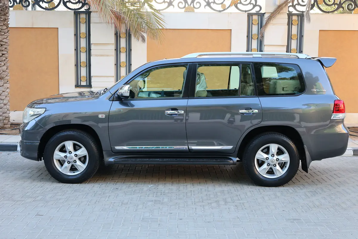 Toyota Land Cruiser VXR 2011 -153000KM- GCC Specs - Well Maintained - Thumbnail 7
