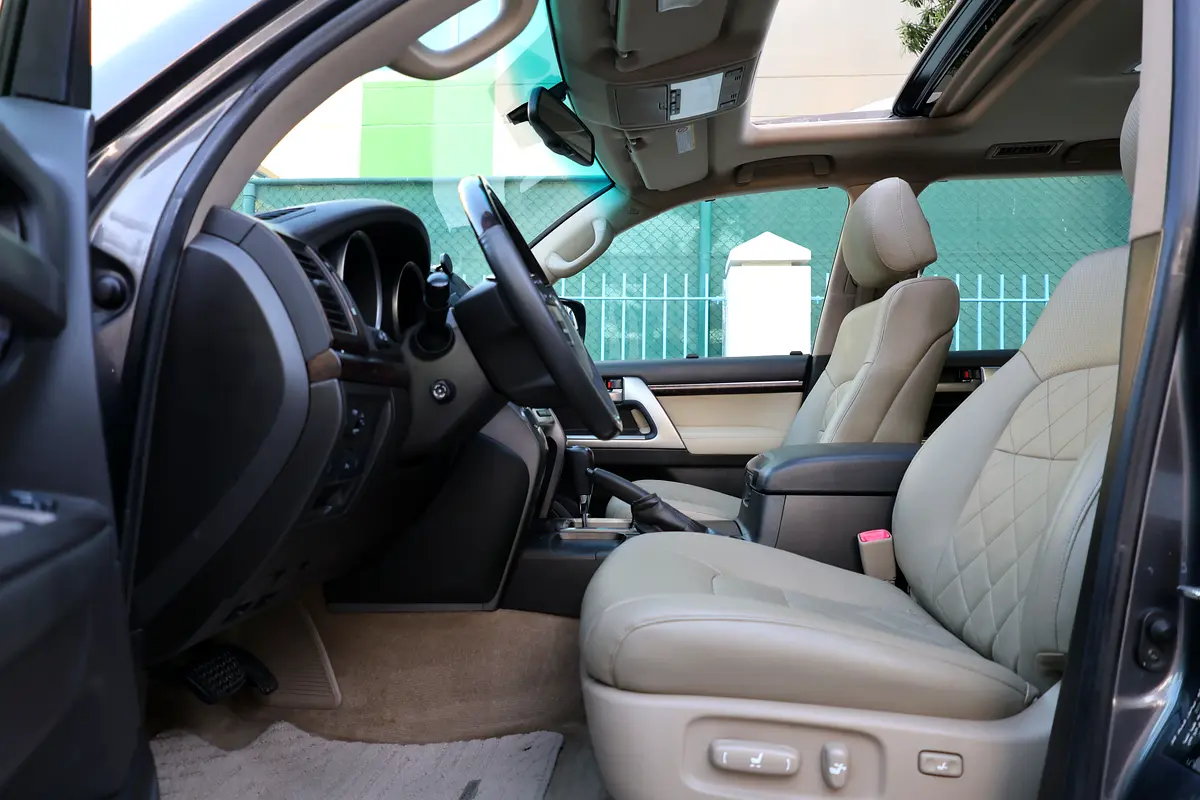 Toyota Land Cruiser VXR 2011 -153000KM- GCC Specs - Well Maintained - Thumbnail 9