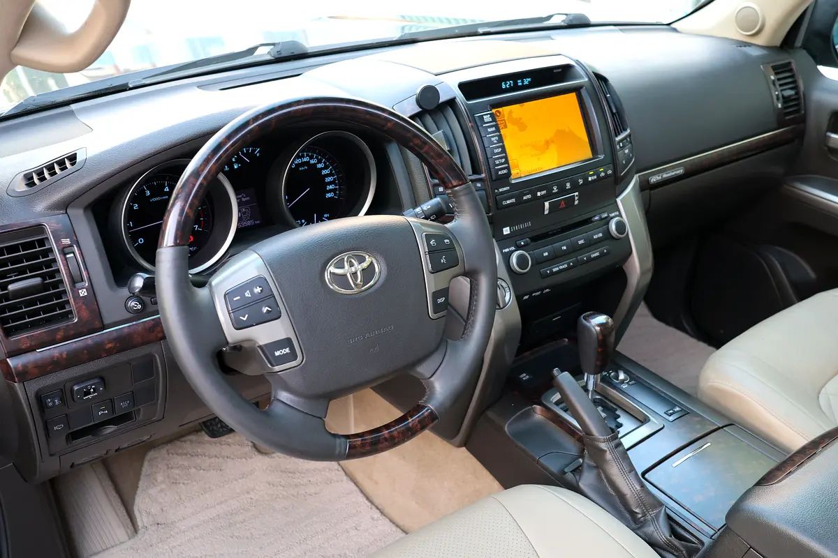 Toyota Land Cruiser VXR 2011 -153000KM- GCC Specs - Well Maintained - Thumbnail 10