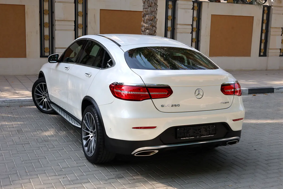 GLC250 COUPE AMG - GCC SPECS - FULL SERVICE HISTORY - ACCIDENT FREE - EXCELENT CONDITION - - Thumbnail 5