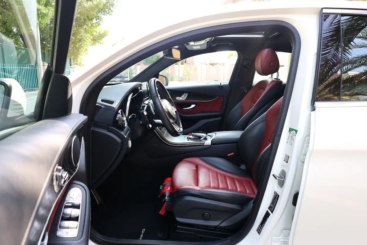 GLC250 COUPE AMG - GCC SPECS - FULL SERVICE HISTORY - ACCIDENT FREE - EXCELENT CONDITION - - Thumbnail 10