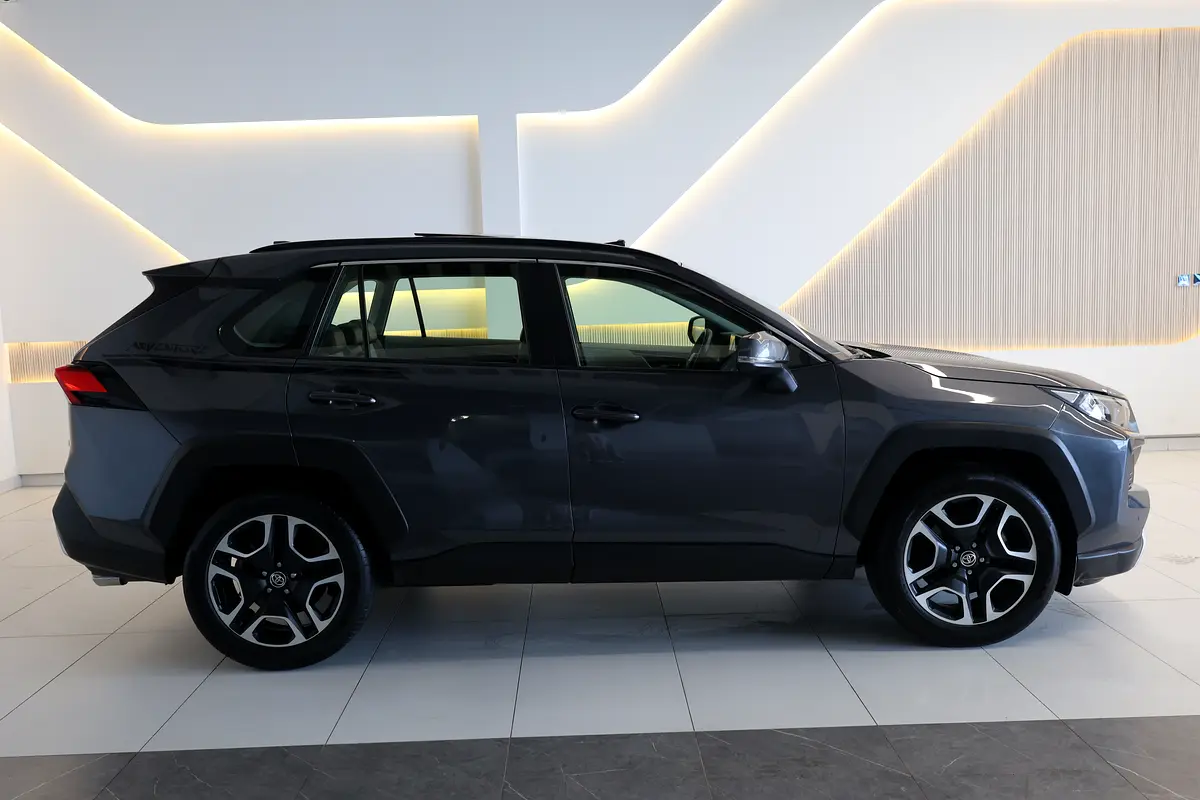 RAV4 ADVENTURE 4WD - GCC SPECS - ACCIDENT FREE - FULL SERVICE HISTORY - UNDER WARRANTY - - Thumbnail 9