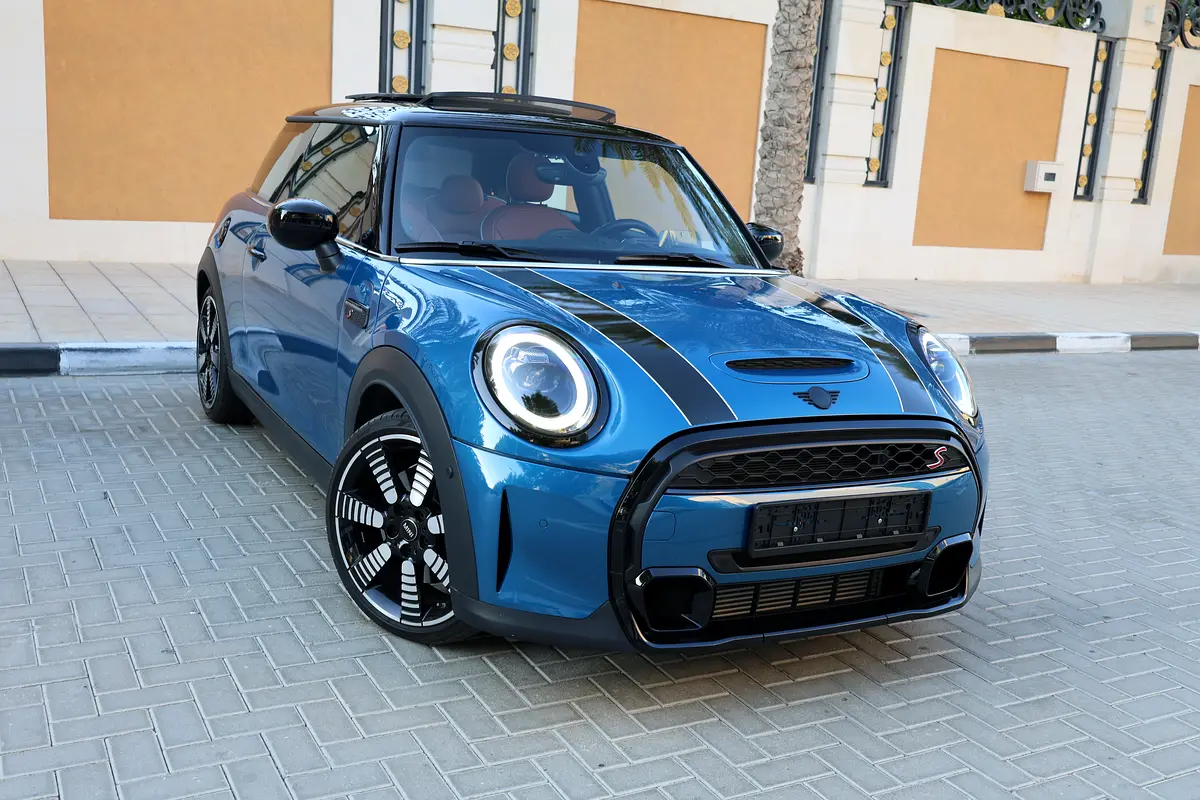 MINI COOPER S - GCC SPECS - UNDER WARRANTY / SERVICE CONTRACT - ACCIDENT FREE - FULL SERVICE HISTORY - Thumbnail 2