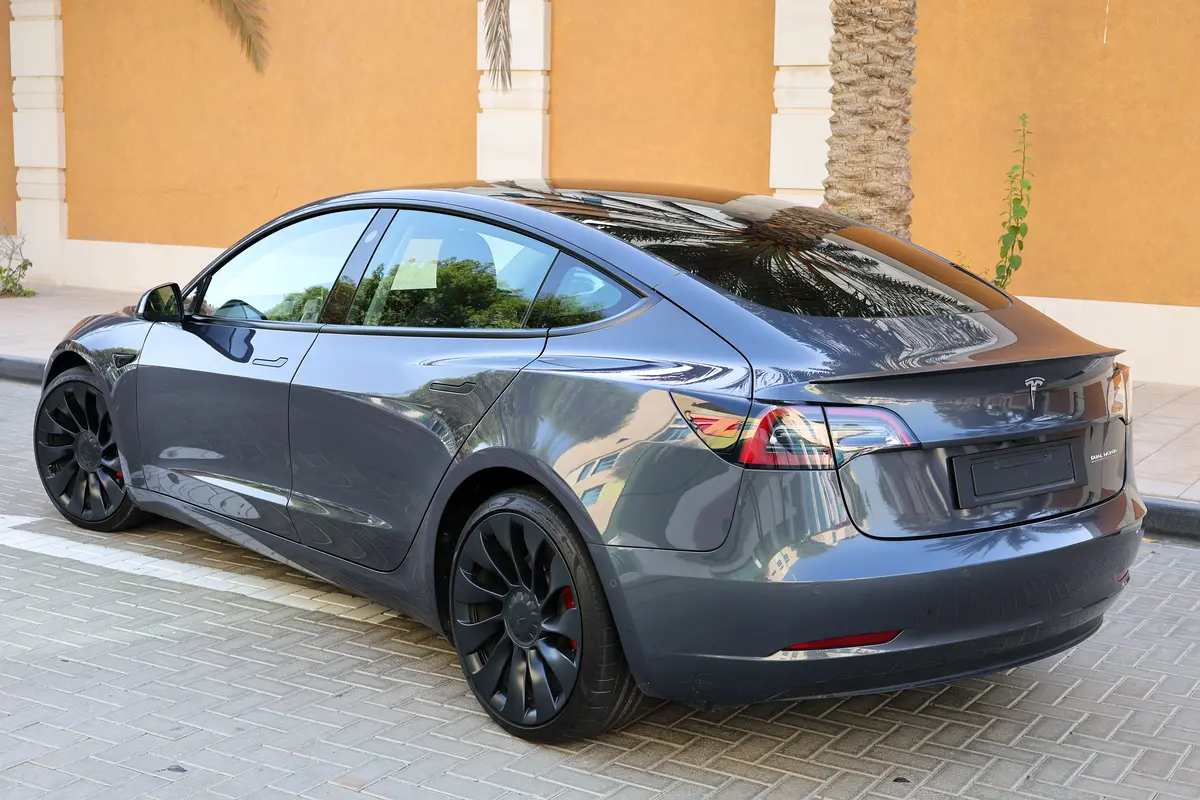 TESLA MODEL 3 PERFORMANCE - GCC SPECS - UNDER WARRANTY - FULL SERVICE HISTORY - ACCIDENT FREE - - Thumbnail 3