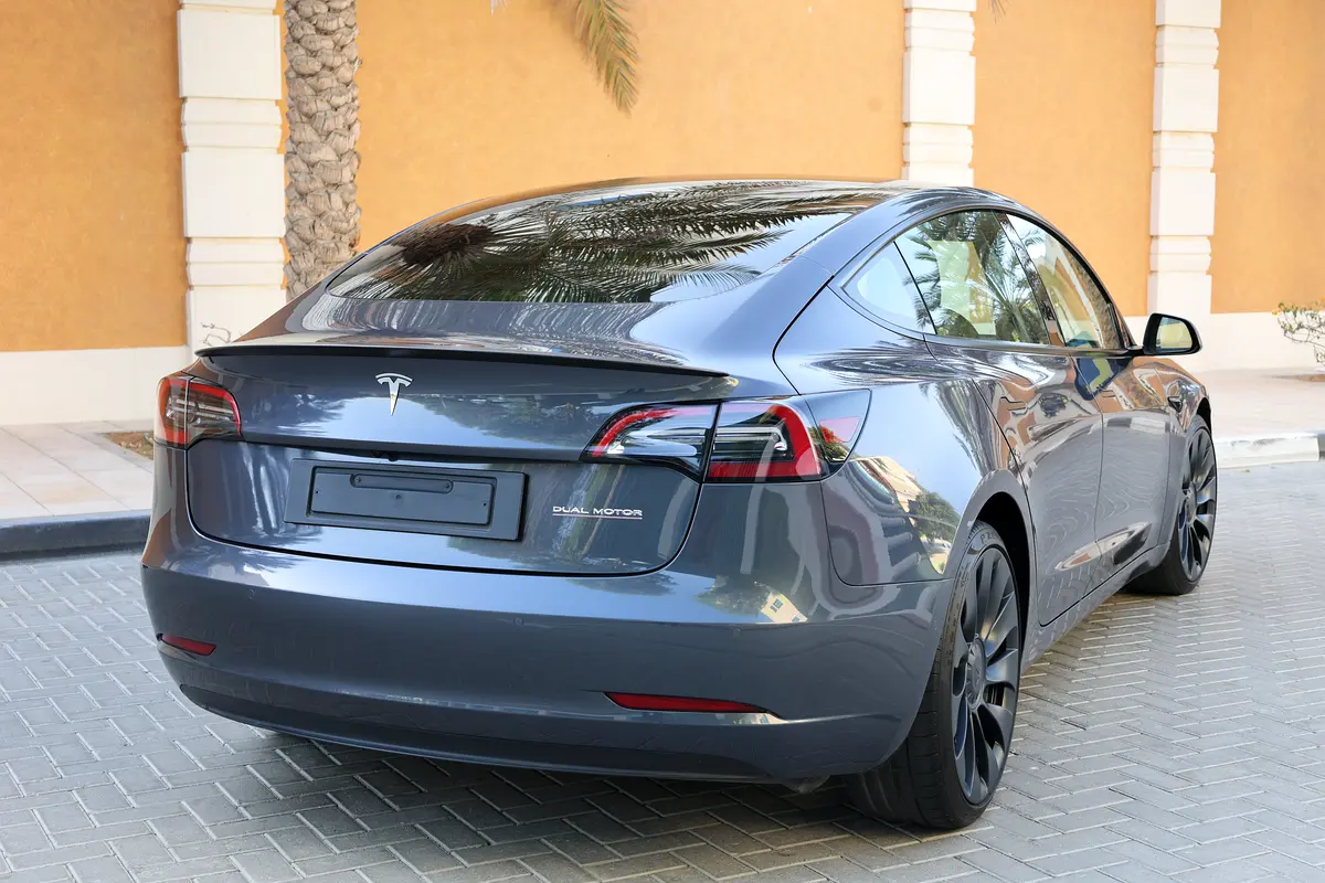 TESLA MODEL 3 PERFORMANCE - GCC SPECS - UNDER WARRANTY - FULL SERVICE HISTORY - ACCIDENT FREE - - Thumbnail 4