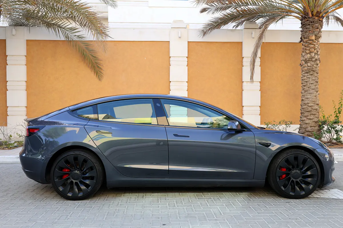 TESLA MODEL 3 PERFORMANCE - GCC SPECS - UNDER WARRANTY - FULL SERVICE HISTORY - ACCIDENT FREE - - Thumbnail 10
